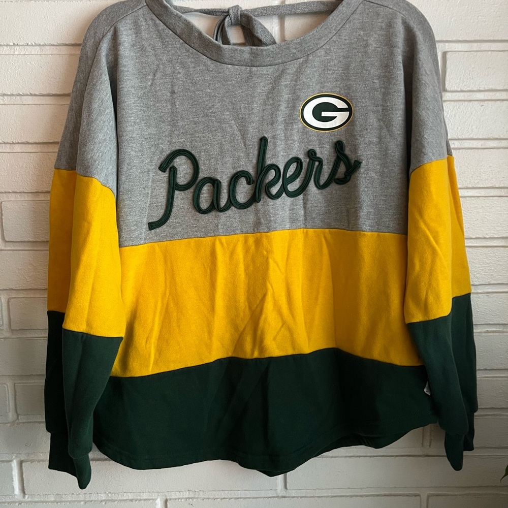 NWOT Never worn Green Bay Packers trendy sweatshirt. Super cute V back w/ties